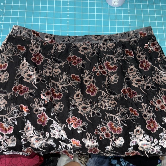 American Eagle Black With Velvet Floral Mini Skirt Sassy Sexy Boho Size XXL - Picture 9 of 10
